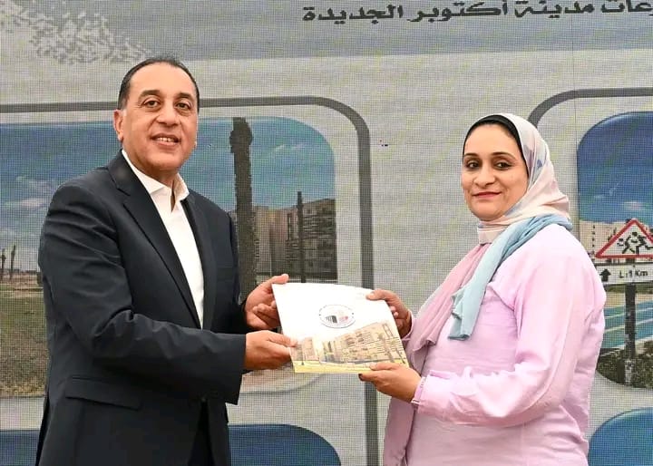 رئيس الوزراء يسلم عقود وحدات "سكن لكل المصريين" بمدينة أكتوبر الجديدة ويشيد بمستوى التنفيذ